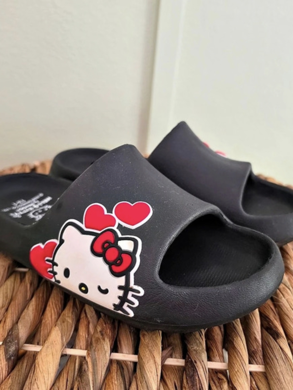 Hello Kitty Girls Size 13/1 Black & Red Slides